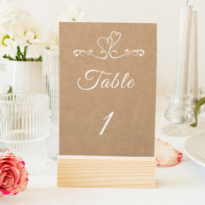 Numéro de table Kraft et coeur blanc